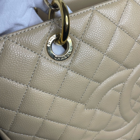 Authentic
CHANEL
BEIGE QUILTED CAVIAR GRAND SHOPPING TOTE (GST) - Picture 11 of 12